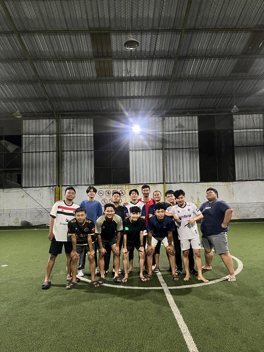 happyymealll_'s tweet image. Yatim FC resmi membubarkan diri. Goodluck gusyy, see u again in November at the graduation ceremony. Terimakasih untuk 4 tahun, waktu yang berharga mengenal, memahami, dan mencintai kalian, kawan. Pesanku, jangan hilang idealisme & sifat kocak kalian