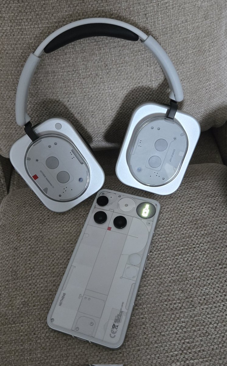 evleaks's tweet image. "Hey, do you guys wanna come over, listen to some tunes, and play spin the bottle on my phone? Wait, where are you going? My place is the other way..."