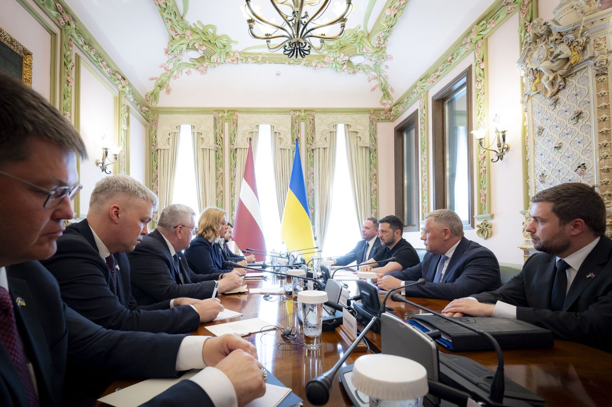 ZelenskyyUa's tweet image. I met with Prime Minister of Latvia @EvikaSilina. It is highly symbolic that this meeting took place precisely on the Day of Ukrainian Statehood. I am grateful for this gesture, a sign of solidarity with our people.
We discussed defense support for our warriors and its financing…