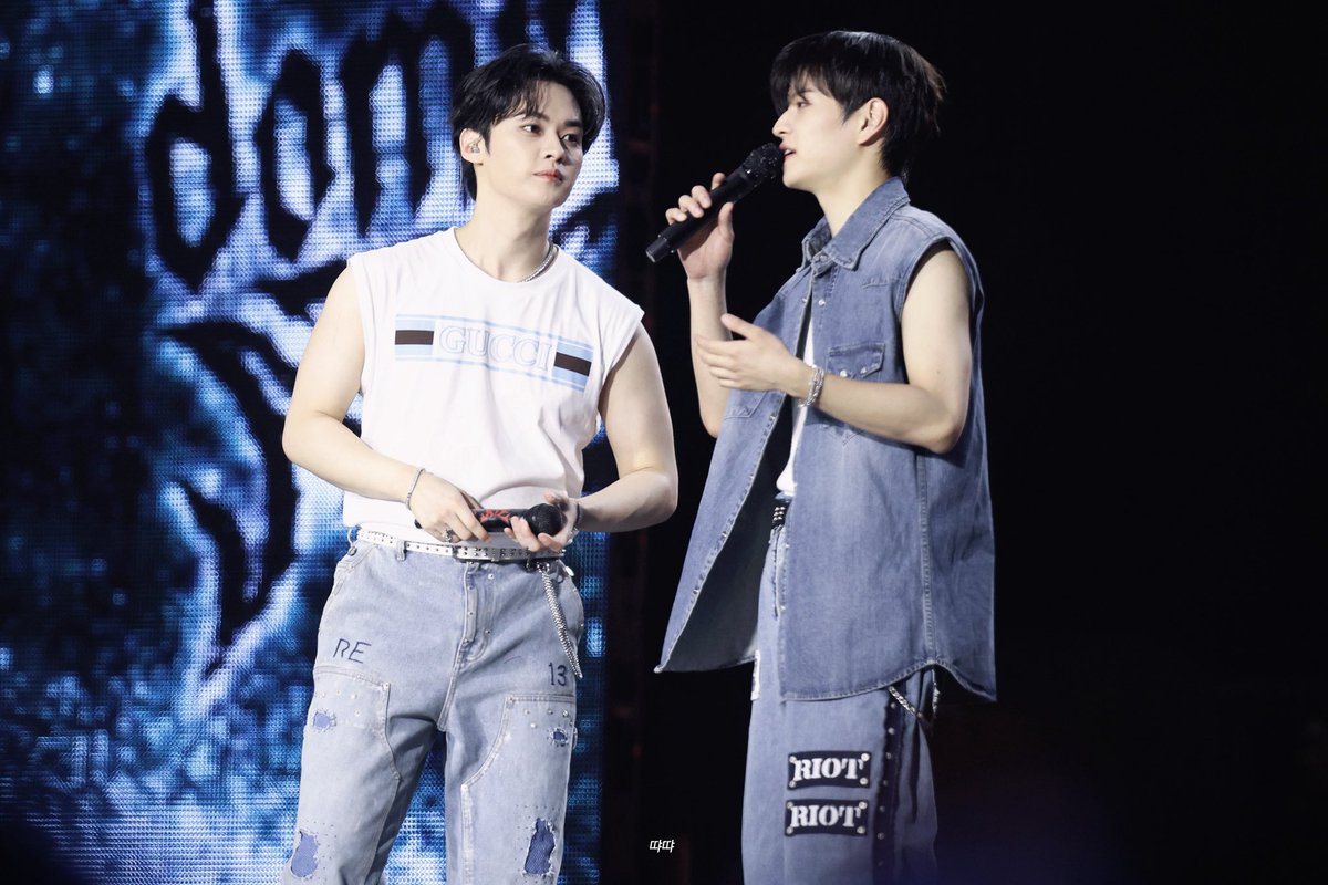 Thread with some moments of Lee Know and Seungmin at dominATE_Frankfurt 

(For me, my moots and whoever you want and you can just ignore this and let me be happy 🫰🏻)