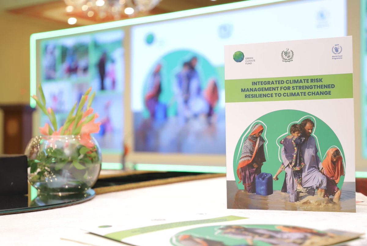 WFPPakistan's tweet image. As monsoon rains hit 🇵🇰, early action helps save lives.
WFP, @GovtofPakistan & @theGCF launch a $9.8M project in KP’s Buner and Shangla to:
🔹Install early warning systems
🔹 Boost coordination
🔹Help communities act early - protecting lives, livelihoods & food security