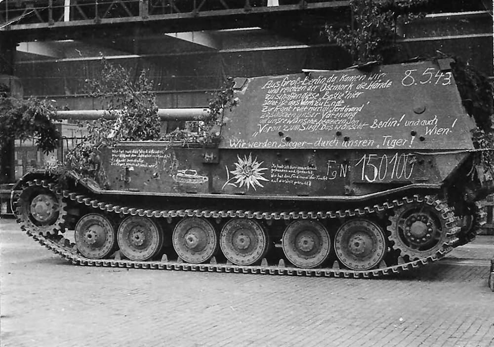 CRZTypeR's tweet image. ソ連等で見られる生産した戦車にメッセージを書く文化はどうやらドイツにもある様で
この最後に生産されたフェルディナントには工場労働者からのメッセージがかなり書かれている