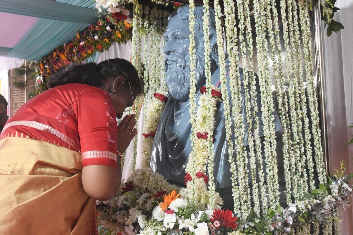 rashtrapatibhvn's tweet image. President Droupadi Murmu graced the birth anniversary celebrations of Adikabi Sarala Das at Cuttack. The President said that Adikabi Sarala Das has enriched Indian literature by composing the Mahabharata. She appreciated 'Sarala Sahitya Sansad' for celebrating the birth…