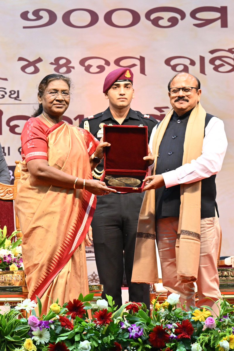 rashtrapatibhvn's tweet image. President Droupadi Murmu graced the birth anniversary celebrations of Adikabi Sarala Das at Cuttack. The President said that Adikabi Sarala Das has enriched Indian literature by composing the Mahabharata. She appreciated 'Sarala Sahitya Sansad' for celebrating the birth…