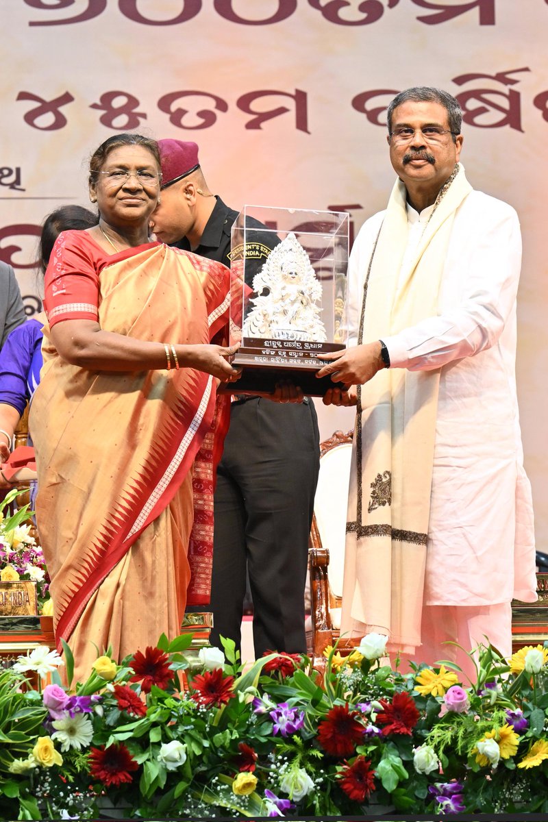 rashtrapatibhvn's tweet image. President Droupadi Murmu graced the birth anniversary celebrations of Adikabi Sarala Das at Cuttack. The President said that Adikabi Sarala Das has enriched Indian literature by composing the Mahabharata. She appreciated 'Sarala Sahitya Sansad' for celebrating the birth…