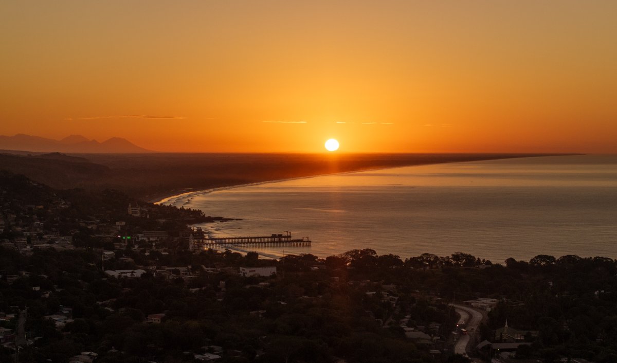 A perfect sunrise to start the day. 🌅

📍Puerto de La Libertad, La Libertad