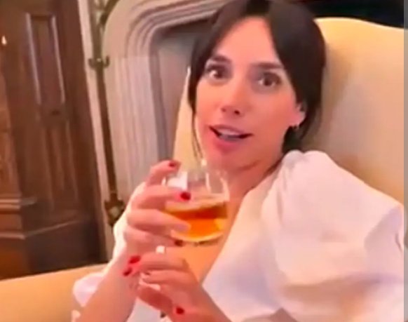 Por esta foto se pusieron a gritar como locas,pero por lo menos el bobo de Fernández no le dió una banca,como le dieron a limones,Santillan y Ponce,y encima está tomando cerveza,y no merca como toman las otras en el despacho de Mén3n hasta la 4 de la mañana ,la doble vara de LLA