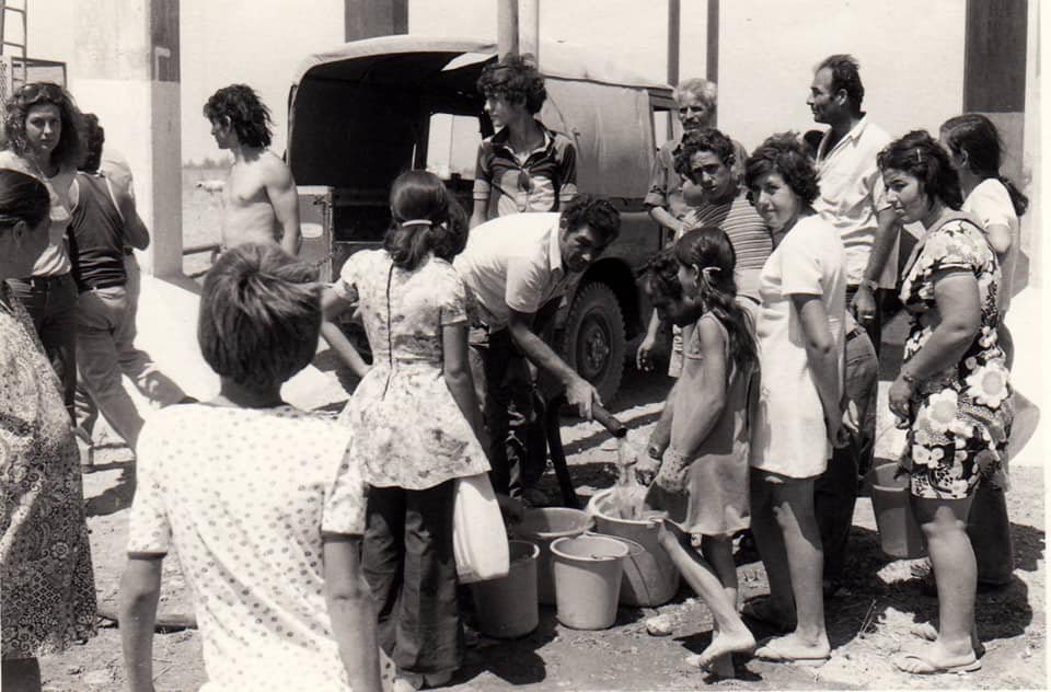 marinamkadi's tweet image. Ο ανθρώπινος πόνος και ο ξεριζωμός, η δίψα, η πείνα και το κλάμα των παιδιών, δεν έχουν εθνικότητα, ούτε θρησκεία.
Κύπρος 1974 / Γάζα 2025.
(Φωτογραφίες Andreas Poli και Rahim Khatib/Anadolu)