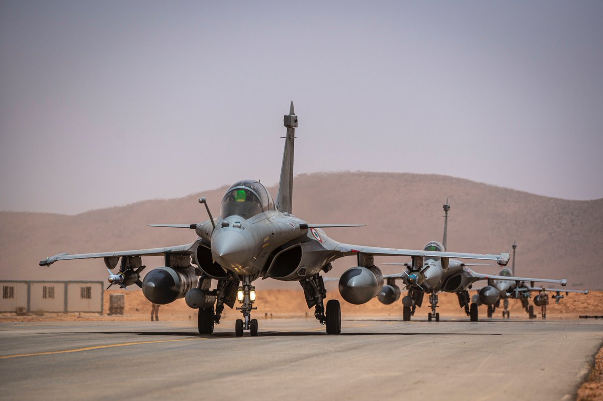 Armee_de_lair's tweet image. 🇫🇷🇲🇦 #Marathon25 : mission accomplie !
✅ + de 130 Aviateurs déployés pour renforcer l’interopérabilité avec les @FAR_Maroc_.
Entre campagne de tir #Rafale B et missions de ravitaillement #MRTT... Derrière ces images, des semaines de coordination, de rigueur et de préparation.