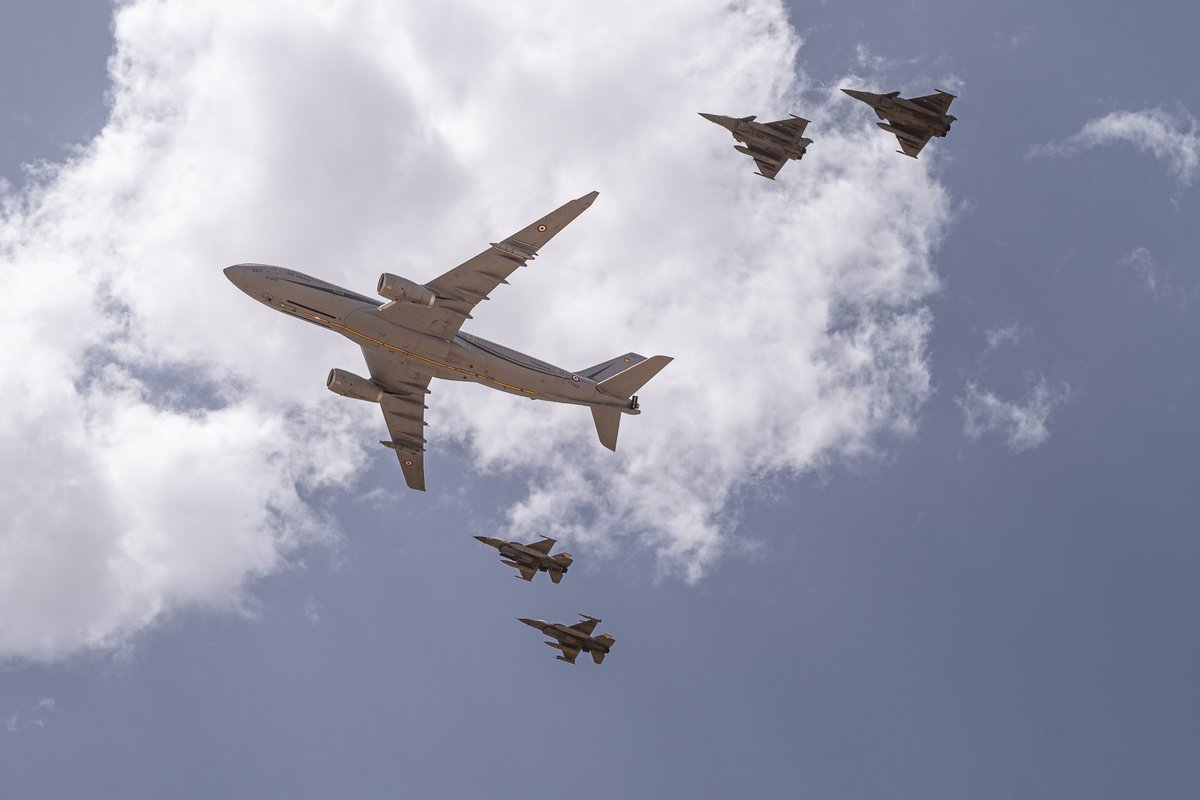 Armee_de_lair's tweet image. 🇫🇷🇲🇦 #Marathon25 : mission accomplie !
✅ + de 130 Aviateurs déployés pour renforcer l’interopérabilité avec les @FAR_Maroc_.
Entre campagne de tir #Rafale B et missions de ravitaillement #MRTT... Derrière ces images, des semaines de coordination, de rigueur et de préparation.