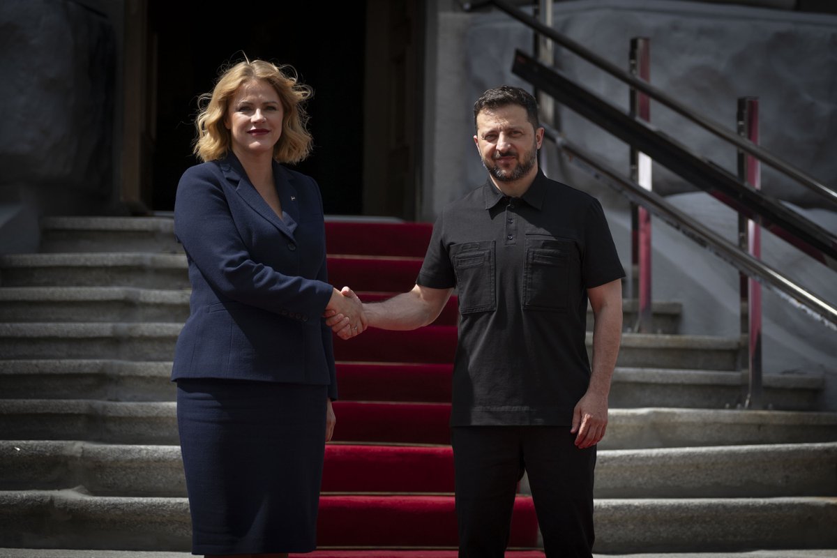 ZelenskyyUa's tweet image. I met with Prime Minister of Latvia @EvikaSilina. It is highly symbolic that this meeting took place precisely on the Day of Ukrainian Statehood. I am grateful for this gesture, a sign of solidarity with our people.
We discussed defense support for our warriors and its financing…