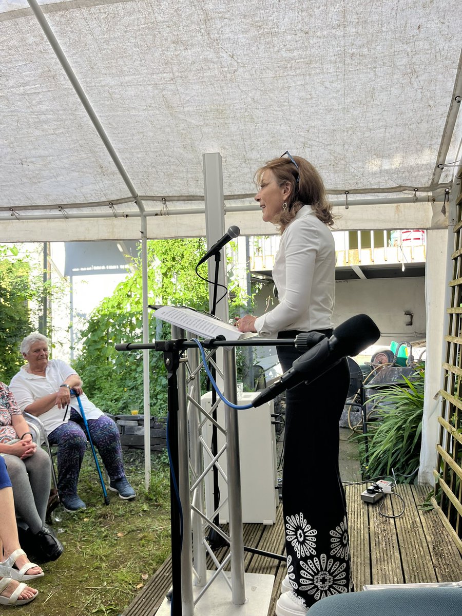 trydarbarddas's tweet image. Digwyddiad i ddathlu cyhoeddi cyfrol newydd sbon Mererid Hopwood, Mae. Digwyddiad a agorodd @GwylArall eleni – un o 40 o ddigwyddiadau i gyd! Diolch filoedd i&apos;r arwyr tawel a drefnodd yr ŵyl ac i wirfoddolwyr y penwythnos. Am wledd, ac am fraint cael bod yn rhan o&apos;r bwrlwm. [1/2]