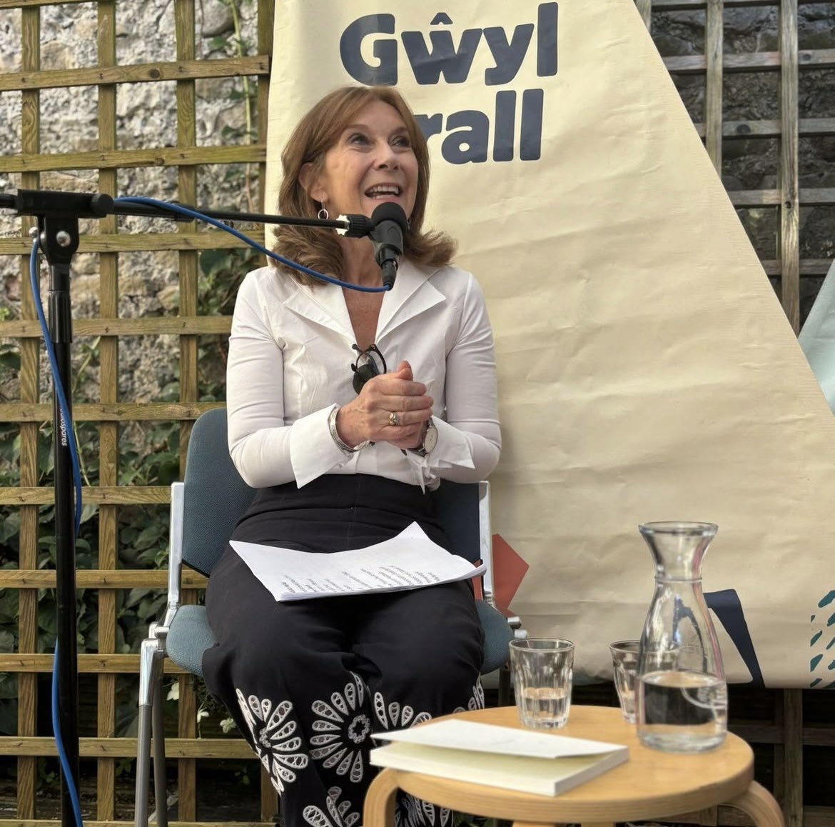 trydarbarddas's tweet image. Digwyddiad i ddathlu cyhoeddi cyfrol newydd sbon Mererid Hopwood, Mae. Digwyddiad a agorodd @GwylArall eleni – un o 40 o ddigwyddiadau i gyd! Diolch filoedd i&apos;r arwyr tawel a drefnodd yr ŵyl ac i wirfoddolwyr y penwythnos. Am wledd, ac am fraint cael bod yn rhan o&apos;r bwrlwm. [1/2]