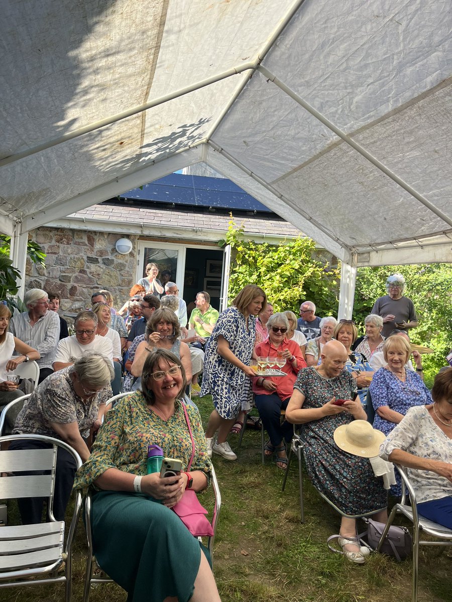 trydarbarddas's tweet image. Digwyddiad i ddathlu cyhoeddi cyfrol newydd sbon Mererid Hopwood, Mae. Digwyddiad a agorodd @GwylArall eleni – un o 40 o ddigwyddiadau i gyd! Diolch filoedd i&apos;r arwyr tawel a drefnodd yr ŵyl ac i wirfoddolwyr y penwythnos. Am wledd, ac am fraint cael bod yn rhan o&apos;r bwrlwm. [1/2]