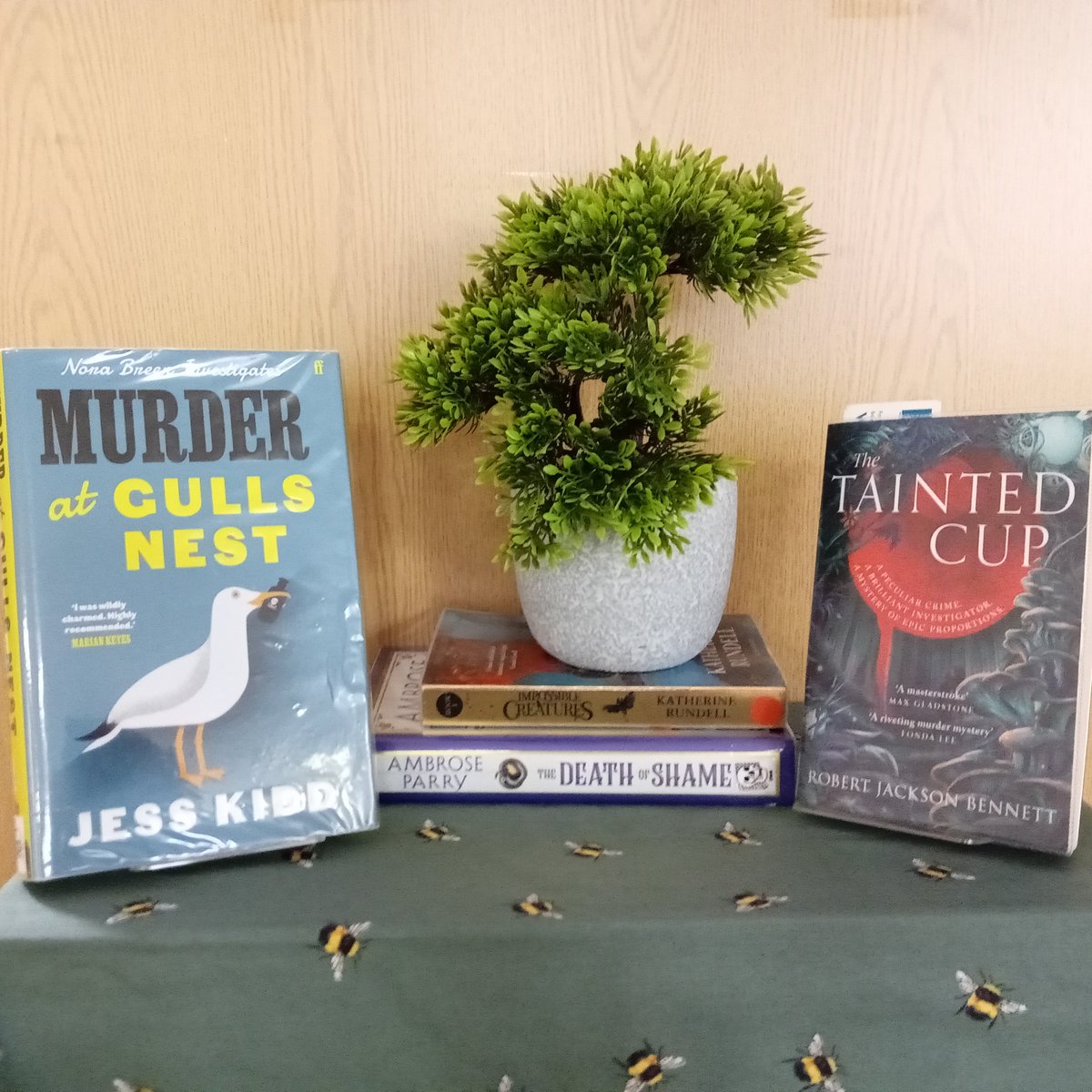 LibrariesNL's tweet image. Missed the podcast last night? Catch up with it today. Jennie and Pari have put together another book-filled fun Bea's Books edition for your audible delights. Listen on your podcast app or on YouTube here: youtu.be/4ccGeU5rOKg
#FLBpodcast #BeasBooks