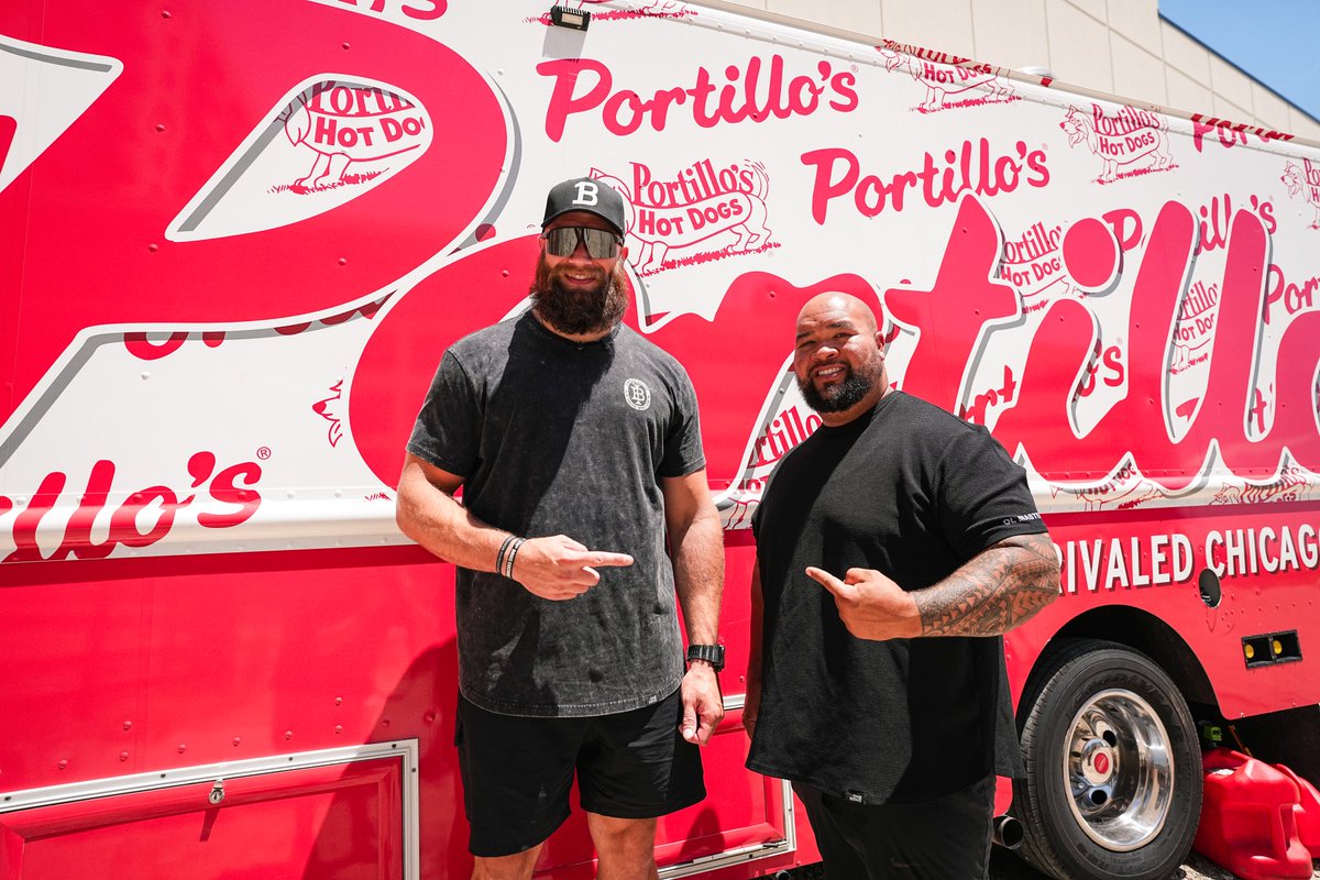OLMasterminds's tweet image. O-LINE BEEF! 💪
@portilloshotdog was a big lunch hit bringing their Beef Bus to OL Masterminds to fuel up the guys.
#OLMASTERMINDS #Portillos