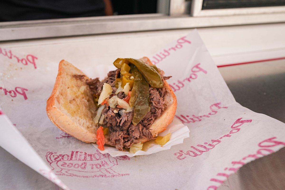 OLMasterminds's tweet image. O-LINE BEEF! 💪
@portilloshotdog was a big lunch hit bringing their Beef Bus to OL Masterminds to fuel up the guys.
#OLMASTERMINDS #Portillos
