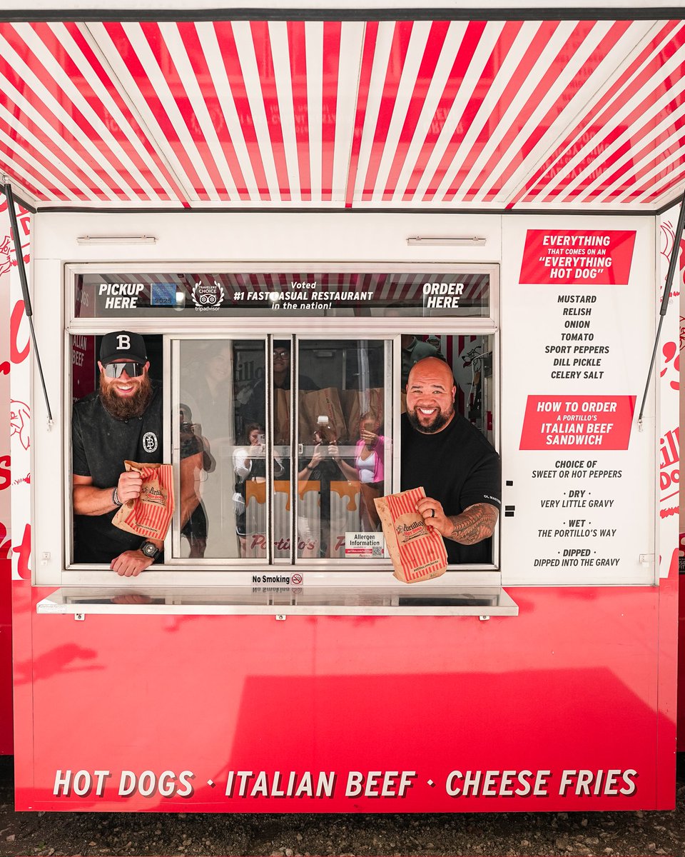OLMasterminds's tweet image. O-LINE BEEF! 💪
@portilloshotdog was a big lunch hit bringing their Beef Bus to OL Masterminds to fuel up the guys.
#OLMASTERMINDS #Portillos
