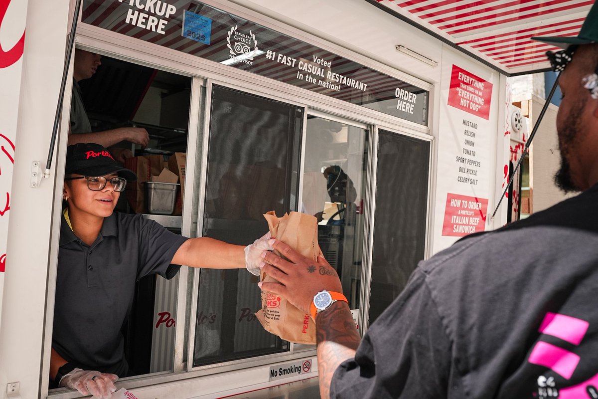 OLMasterminds's tweet image. O-LINE BEEF! 💪
@portilloshotdog was a big lunch hit bringing their Beef Bus to OL Masterminds to fuel up the guys.
#OLMASTERMINDS #Portillos