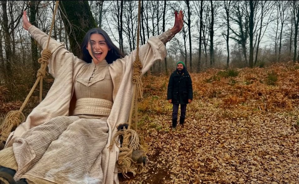 Özge'nin bu sahneyi oynamaktan ne kadar keyif aldığını hemen anlayabilirsiniz 🤭🤍

#ÖzgeTörer #BalaHatun 
#OsBal #KuruluşOsman