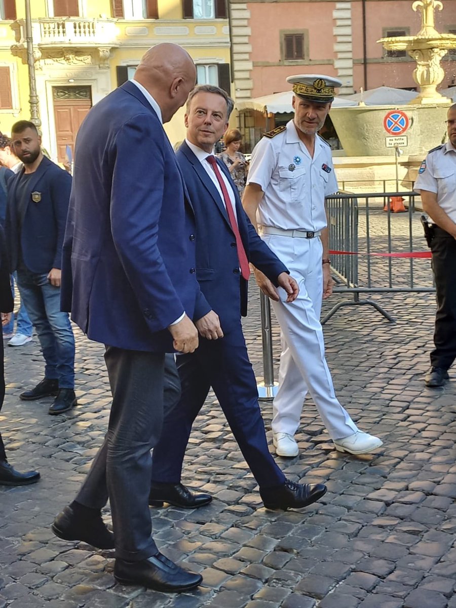 FRDefenseITALY's tweet photo. Ritorno in immagini alle celebrazioni del 14 luglio, a Palazzo Farnese: un'occasione per riaffermare i forti legami che uniscono la Francia e l'Italia. 🇫🇷🇮🇹

L’Ufficio di Difesa è stato onorato, dalla presenza del Ministro della Difesa Guido Crosetto e del Generale Portolano. https://t.co/wLLEtAvneI