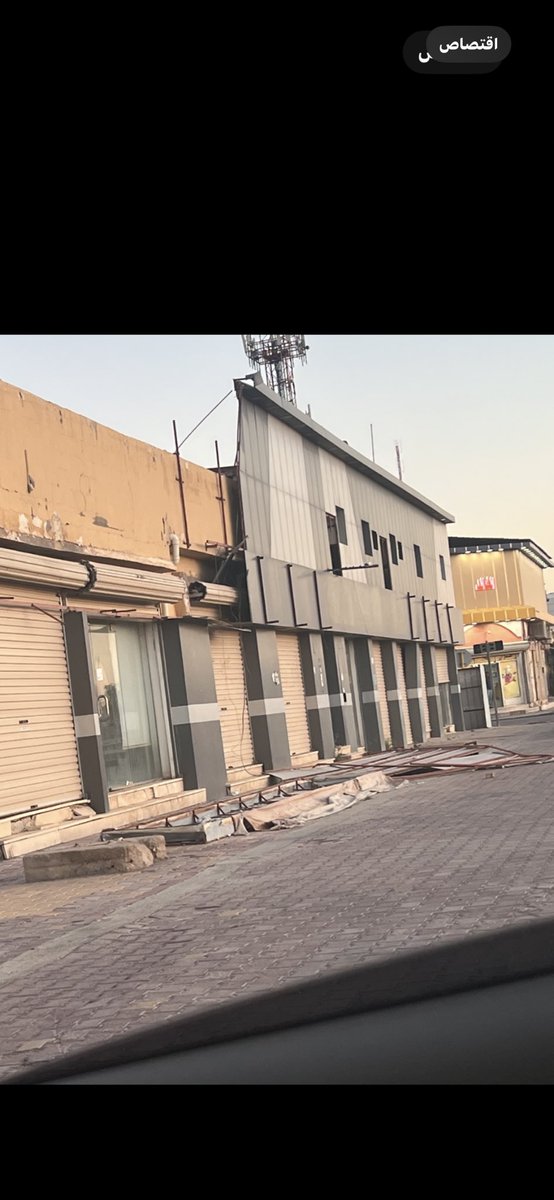 سلام عليكم نرجو سرعه النظر في ازاله البيوت القديمه الموجوده ع دوار الفيصلية بجانب افران الخالد القديم وسمعنا الهدف توسعة الدوار الذي مضى عليها سنين ع حالها وتشكل خطر ع جيران والاطفال من عماله سائبه وايضا الامراض والاوساخ وتشوه بصري لانها ع طريق الملك خالد الحيوي