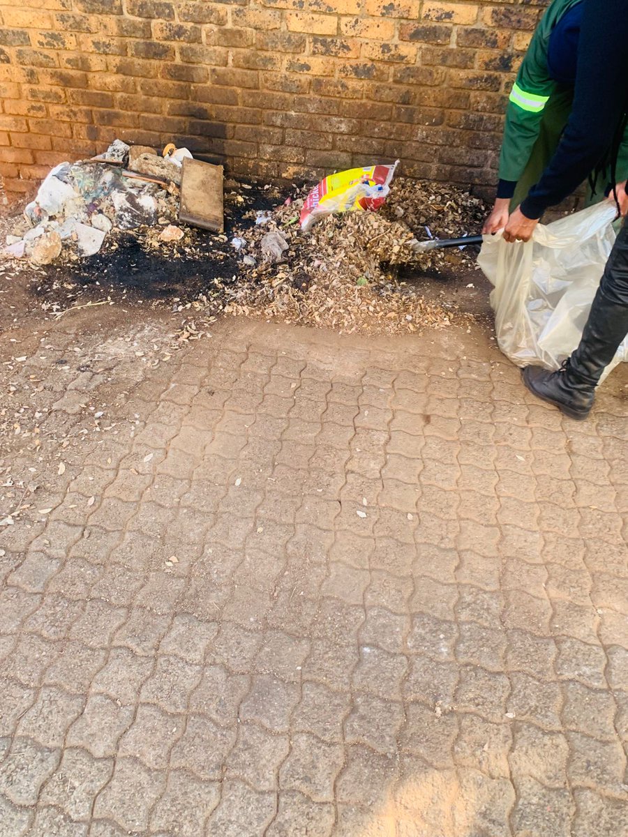 CrumRegionB's tweet image. AFSU team is conducting street sweeping outside the Windsor Recreation Centre in Windsor East as part of ongoing maintenance efforts to keep our community facilities clean and welcoming. @CityofJoburgZA
@CRUM_CoJ #HighImpactServiceDelivery #JoburgReimagined
