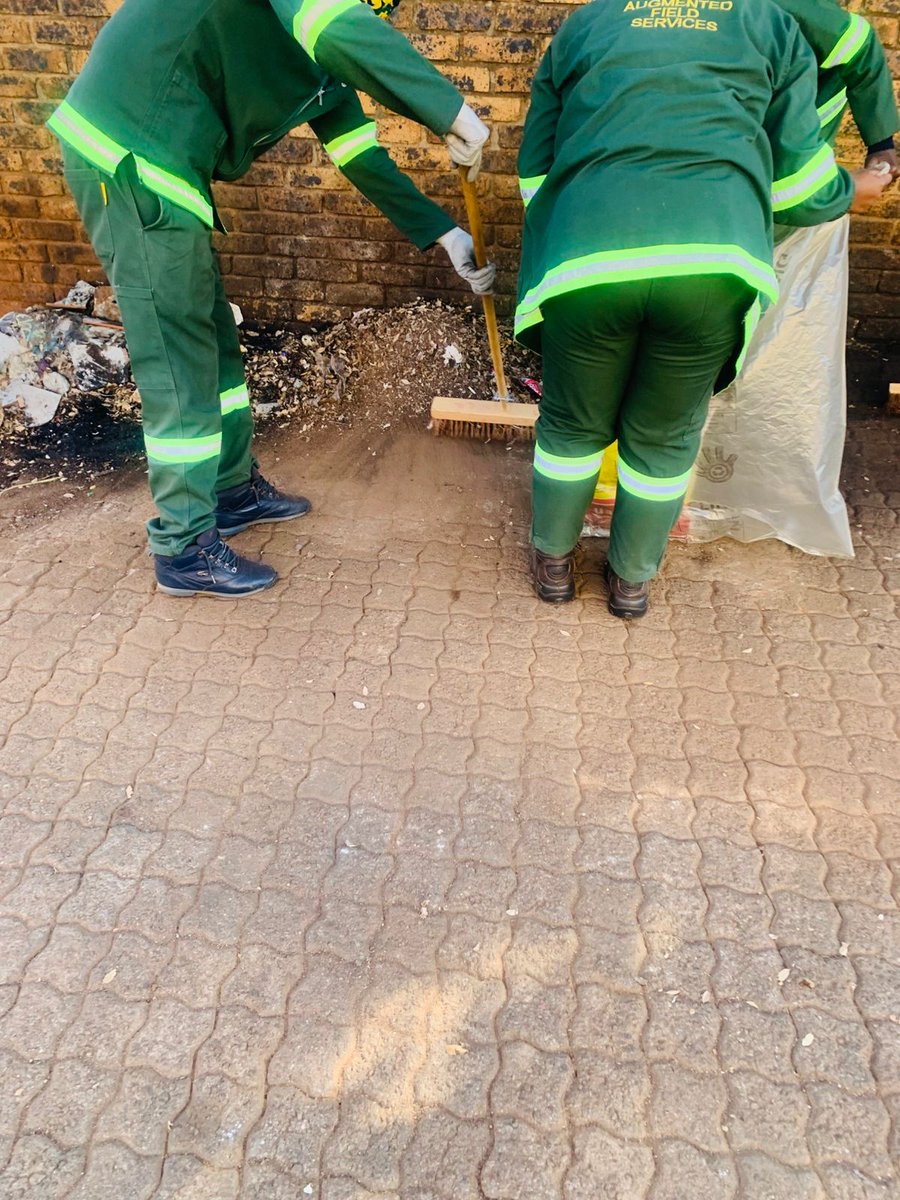 CrumRegionB's tweet image. AFSU team is conducting street sweeping outside the Windsor Recreation Centre in Windsor East as part of ongoing maintenance efforts to keep our community facilities clean and welcoming. @CityofJoburgZA
@CRUM_CoJ #HighImpactServiceDelivery #JoburgReimagined