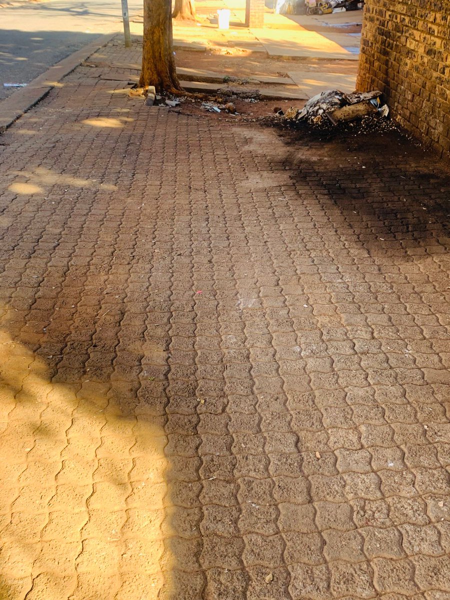 CrumRegionB's tweet image. AFSU team is conducting street sweeping outside the Windsor Recreation Centre in Windsor East as part of ongoing maintenance efforts to keep our community facilities clean and welcoming. @CityofJoburgZA
@CRUM_CoJ #HighImpactServiceDelivery #JoburgReimagined
