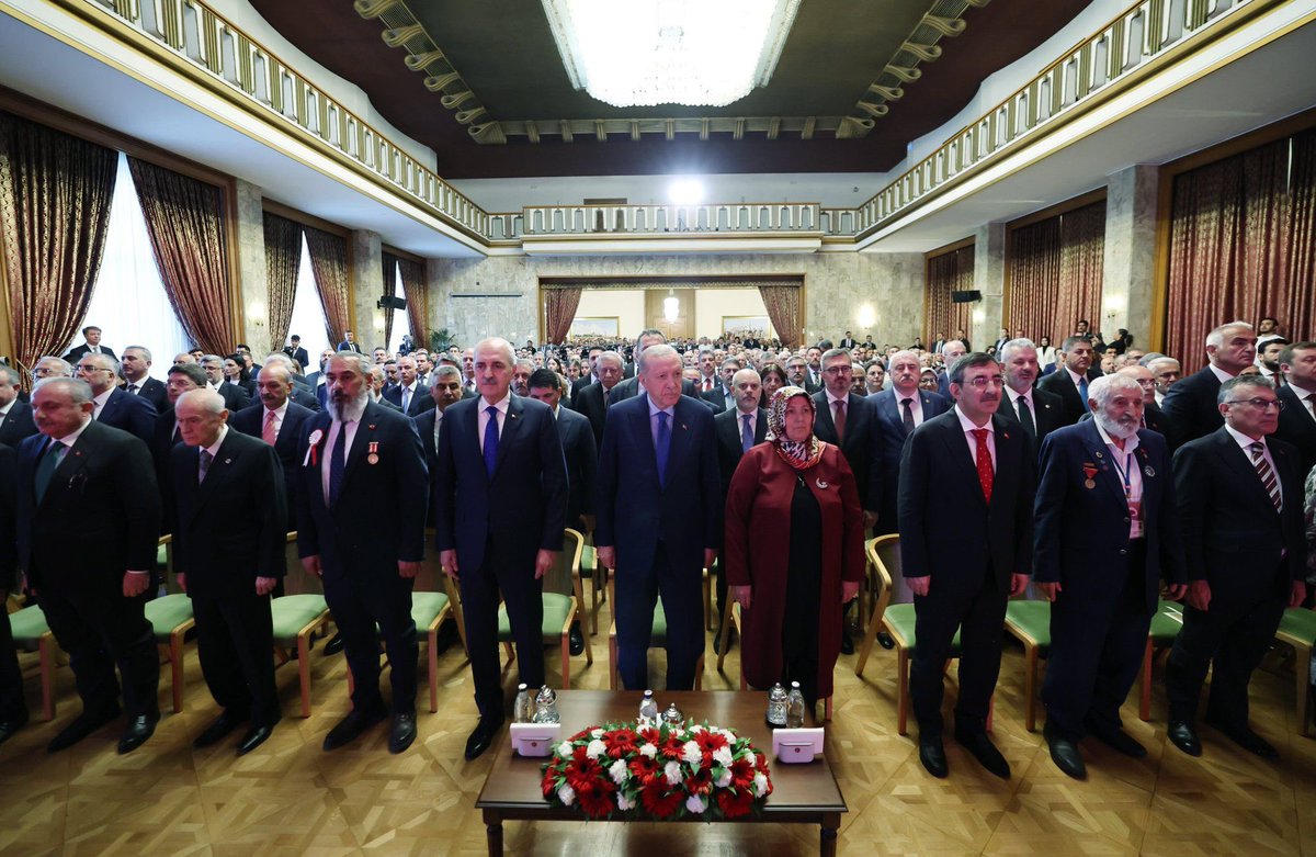 Derya Yanık (@deryayanikashb) on Twitter photo Cumhurbaşkanımız Sayın <a href="/RTErdogan/">Recep Tayyip Erdoğan</a>’ın teşrifleriyle, Gazi Meclisimizde düzenlenen 15 Temmuz Demokrasi ve Millî Birlik Günü anma programına katıldık.
O karanlık gece bombalanan noktalardan biri olan Gazi Meclisimizde, şehitlerimizin fedakârlığını ve gazilerimizin cesaretini bir Cumhurbaşkanımız Sayın <a href="/RTErdogan/">Recep Tayyip Erdoğan</a>’ın teşrifleriyle, Gazi Meclisimizde düzenlenen 15 Temmuz Demokrasi ve Millî Birlik Günü anma programına katıldık.
O karanlık gece bombalanan noktalardan biri olan Gazi Meclisimizde, şehitlerimizin fedakârlığını ve gazilerimizin cesaretini bir