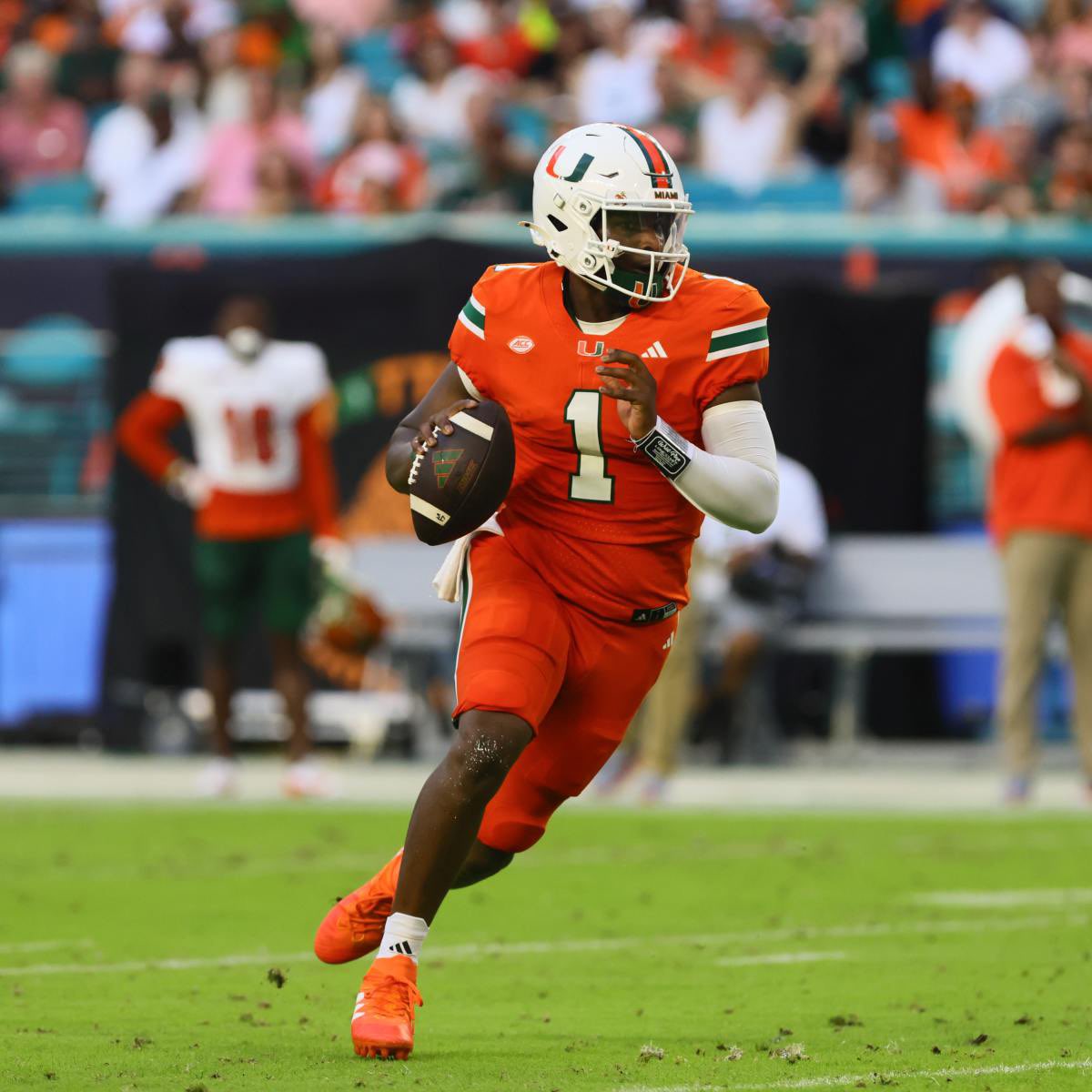 CamWardMuse's tweet image. Cam Ward through his first 4 college games at Miami:
• 1,438 yards
• 14 TDs
• 2 Turnover Worthy Plays
• Completion %: 70.4%
Truly one of the greatest quarterbacks CFB has ever seen