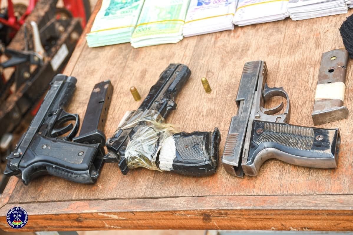 JusteMien's tweet image. #Ouagadougou
Le Service de la #Police judiciaire du #Centre a mis fin au parcours de 3 grps de présumés délinquants qui s’adonnaient aux actes d’agression à main armée, vol, recel d’engins à deux roues, faux monnayage, à #Rayongo, #Karpala, #Yamtenga et #Balkuy. #Lwili