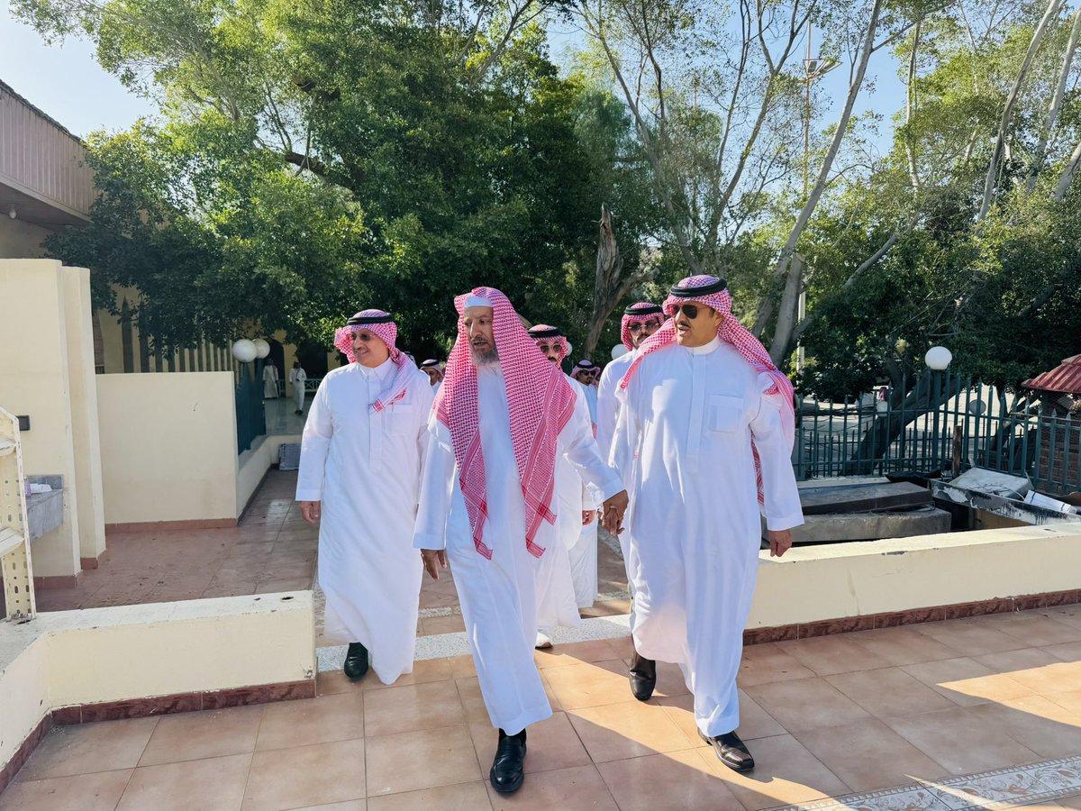 المستشار الخاص لخادم الحرمين الشريفين صاحب السمو الملكي الأمير #سلطان_بن_سلمان ومعالي وزير #التعليم د.يوسف البنيان
، في ضيافة معالي الشيخ : سعد بن ناصر الشثري، 
المستشار في الديوان الملكي  عضو هيئة كبار العلماء، في مزرعته بالهدا امس .