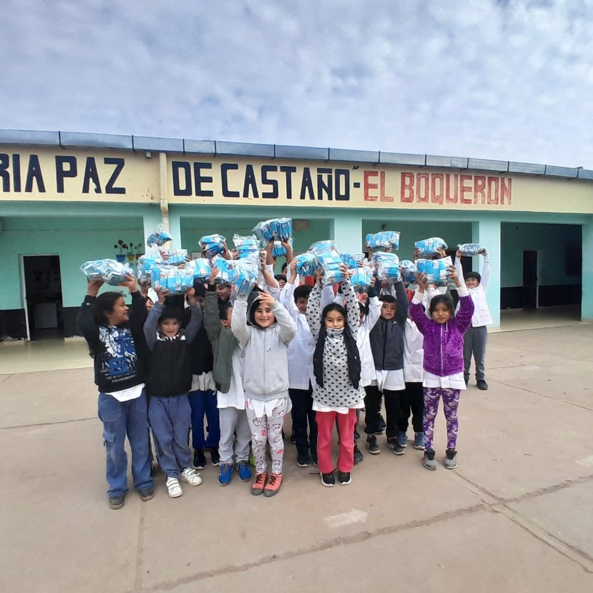 Programa1700D's tweet image. 𝗔𝗹𝘂𝗺𝗻𝗼𝘀 𝗱𝗲 𝗹𝗮 “𝗘𝘀𝗰𝘂𝗲𝗹𝗮 𝗡º 𝟰𝟯𝟬 𝗔𝗽𝗼𝗹𝗶𝗻𝗮𝗿𝗶𝗮 𝗣𝗮𝘇 𝗱𝗲 𝗖𝗮𝘀𝘁𝗮ñ𝗼” 𝗘𝗹 𝗕𝗼𝗾𝘂𝗲𝗿ó𝗻 𝗗𝗽𝘁𝗼. 𝗔𝘁𝗮𝗺𝗶𝘀𝗾𝘂𝗶 𝗿𝗲𝗰𝗶𝗯𝗶𝗲𝗿𝗼𝗻 𝗽𝗿𝗼𝗱𝘂𝗰𝘁𝗼𝘀  𝗻𝘂𝘁𝗿𝗶𝗰𝗶𝗼𝗻𝗮𝗹𝗲𝘀.