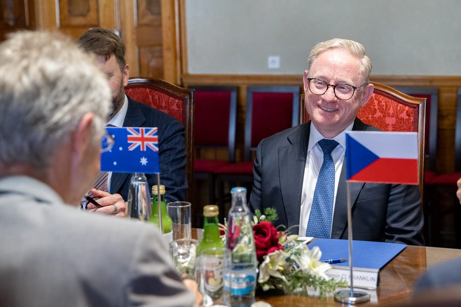 Vystrcil_Milos's tweet image. Austrálie a Česká republika jsou velmi vzdálené země, přesto nás pojí mnohá společná témata. Na jednání s předsedou Legislativní rady Nového Jižního Walesu @BenFranklinNats jsme dnes hovořili o nebezpečné závislosti na obchodu s Čínou i možnostech racionální ochrany klimatu.…