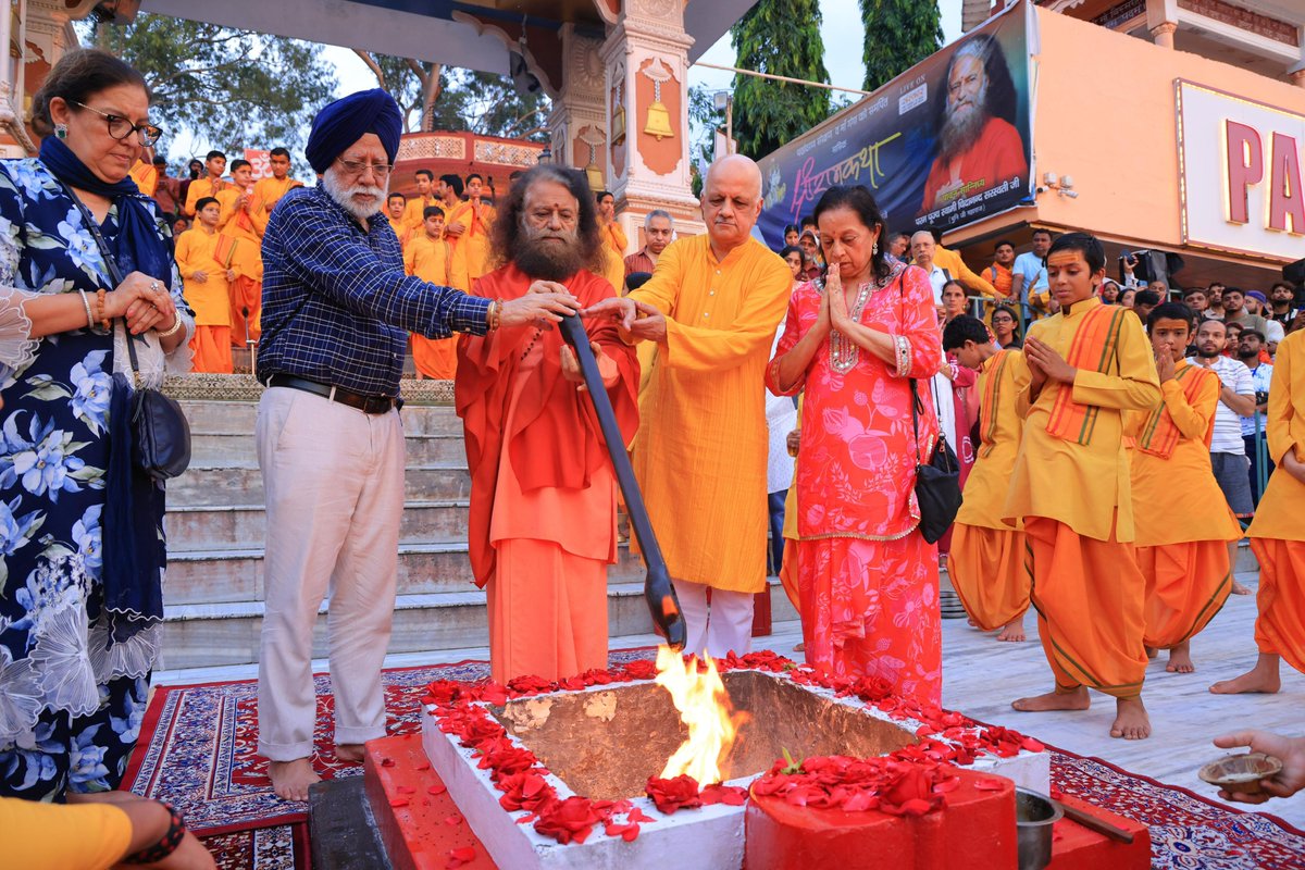 Pujya Swamiji (@pujyaswamiji) on Twitter photo рднрд╛рд░рдд рдХреЗ рдЧреМрд░рд╡ рдХреИрдкреНрдЯрди рд╢реБрднрд╛рдВрд╢реБ рд╢реБрдХреНрд▓рд╛ рд╡ #AxiomMission4 рдЯреАрдо рдХреА рд╕рдХреБрд╢рд▓ рд╡рд╛рдкрд╕реА рдкрд░ <a href="/ParmarthNiketan/">Parmarth Niketan</a> рдЧрдВрдЧрд╛ рдЖрд░рддреА рдЗрд╕ рдРрддрд┐рд╣рд╛рд╕рд┐рдХ рдорд┐рд╢рди рдХреЛ рд╕рдорд░реНрдкрд┐рдд. рдХреИрдкреНрдЯрди #ShubhanshuShukla рдзрд░рддреА рдкрд░ рдЙрддрд░реЗ рд╣реИрдВ, рдкрд░ рднрд╛рд░рдд рдЕрдВрддрд░рд┐рдХреНрд╖ рдореЗрдВ рдкрд╣реБрдБрдЪ рдЧрдпрд╛ рд╣реИ!
ЁЯЗоЁЯЗ│ рдЬрдп рд╣рд┐рдиреНрдж!
#IndiaInSpace #shubhanshushuklareturn рднрд╛рд░рдд рдХреЗ рдЧреМрд░рд╡ рдХреИрдкреНрдЯрди рд╢реБрднрд╛рдВрд╢реБ рд╢реБрдХреНрд▓рд╛ рд╡ #AxiomMission4 рдЯреАрдо рдХреА рд╕рдХреБрд╢рд▓ рд╡рд╛рдкрд╕реА рдкрд░ <a href="/ParmarthNiketan/">Parmarth Niketan</a> рдЧрдВрдЧрд╛ рдЖрд░рддреА рдЗрд╕ рдРрддрд┐рд╣рд╛рд╕рд┐рдХ рдорд┐рд╢рди рдХреЛ рд╕рдорд░реНрдкрд┐рдд. рдХреИрдкреНрдЯрди #ShubhanshuShukla рдзрд░рддреА рдкрд░ рдЙрддрд░реЗ рд╣реИрдВ, рдкрд░ рднрд╛рд░рдд рдЕрдВрддрд░рд┐рдХреНрд╖ рдореЗрдВ рдкрд╣реБрдБрдЪ рдЧрдпрд╛ рд╣реИ!
ЁЯЗоЁЯЗ│ рдЬрдп рд╣рд┐рдиреНрдж!
#IndiaInSpace #shubhanshushuklareturn