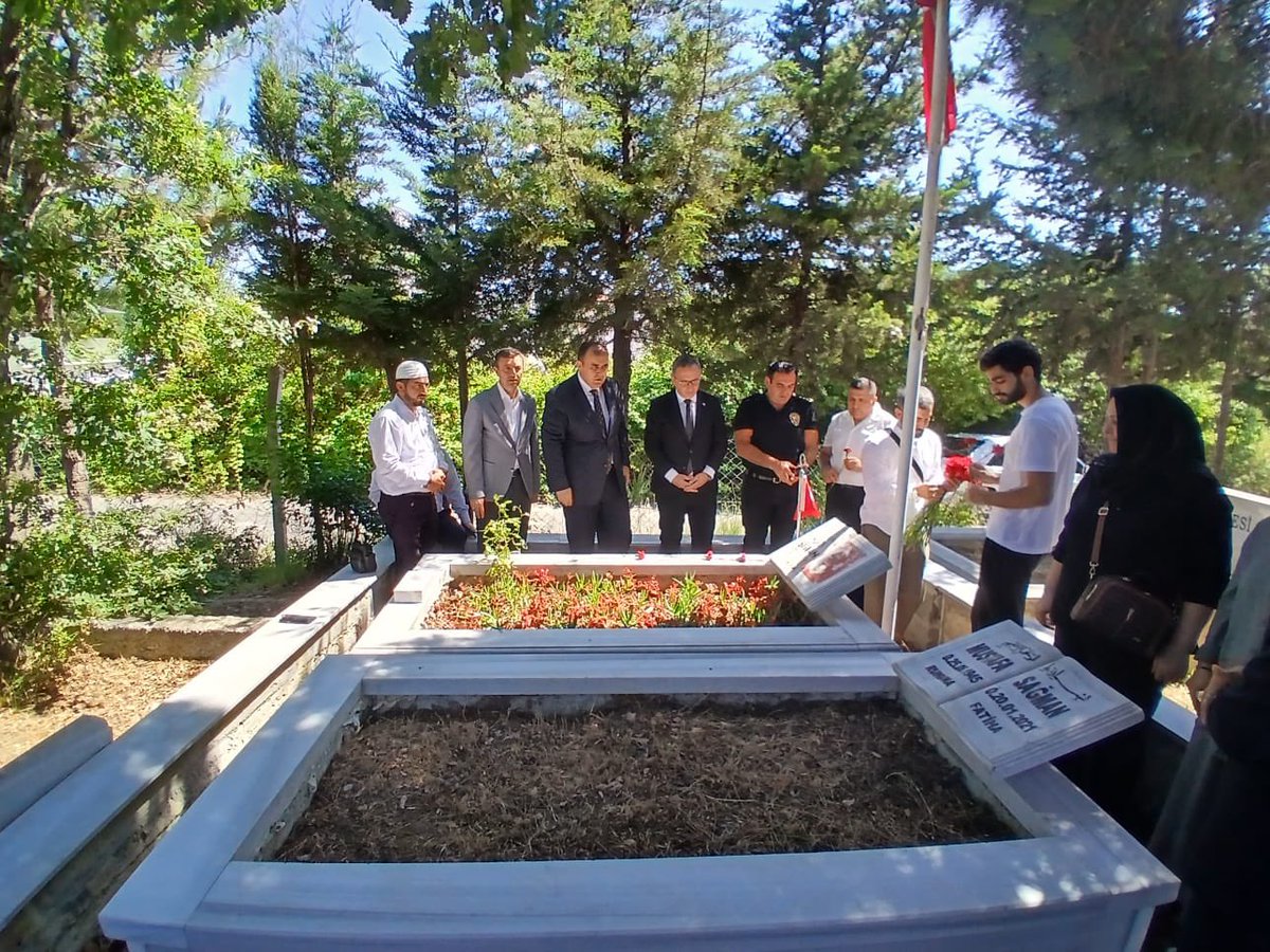 15 Temmuz Demokrasi ve Millî Birlik Günü kapsamında, Beşiktaş Kaymakamımız Sayın Oğuzhan Bingöl ve İlçe Millî Eğitim Şube Müdürümüz Harun Yazar’ın katılımlarıyla, şehidimiz Şenol Sağman’ın Riva Mezarlığı’ndaki kabri ziyaret edildi. Kur’an-ı Kerim tilavetiyle başlayan ziyarette,