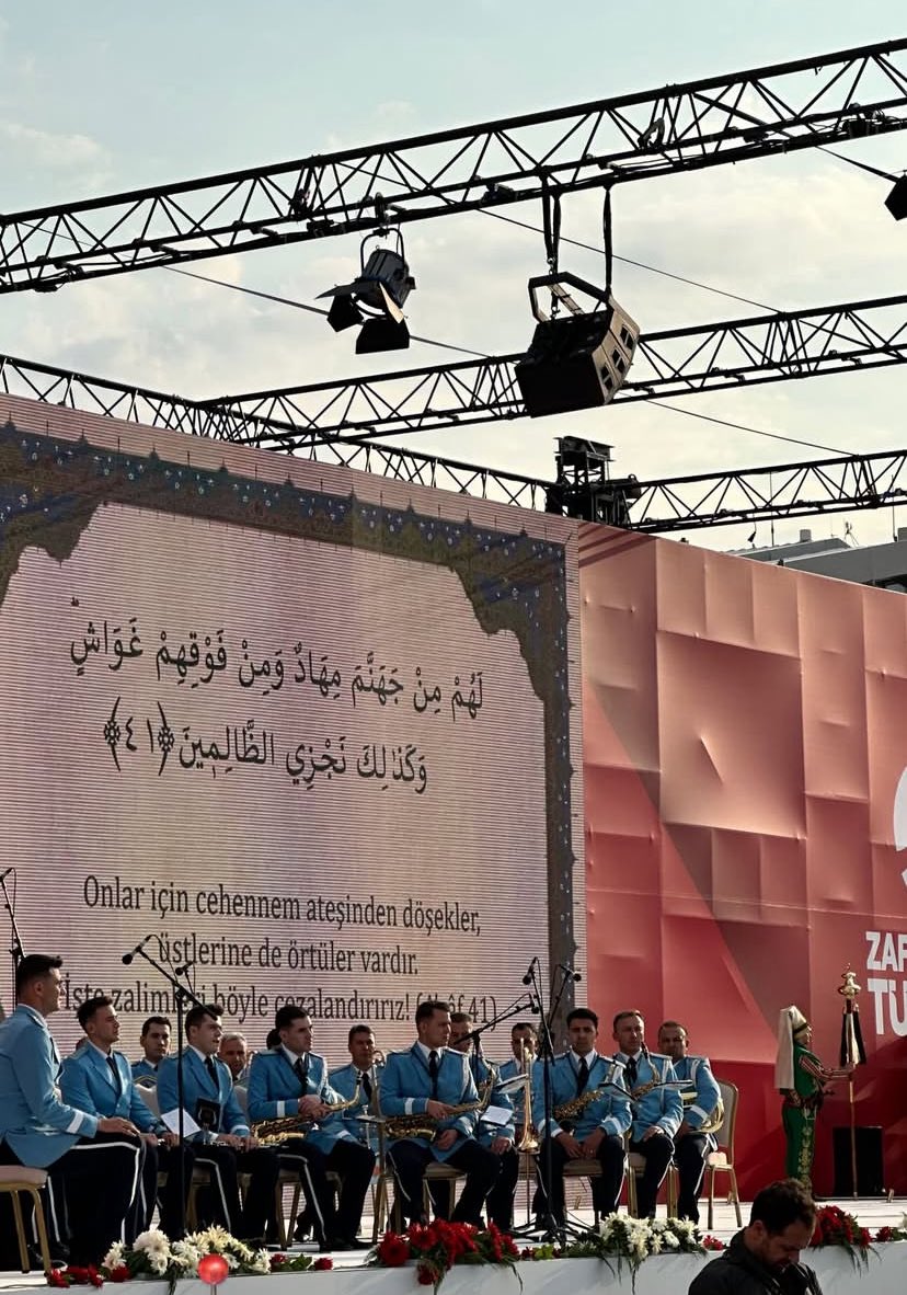 🇹🇷 Bizim âyetlerimizi asılsız sayanlar, büyüklenip onlardan yüz çevirenler var ya, işte onlara göğün kapıları açılmayacak ve onlar, deve iğne deliğinden geçinceye kadar cennete giremeyeceklerdir! Suçluları işte böyle cezalandırırız! ~ A'râf - 40. Ayet

 #ZaferinAdıTürkiye