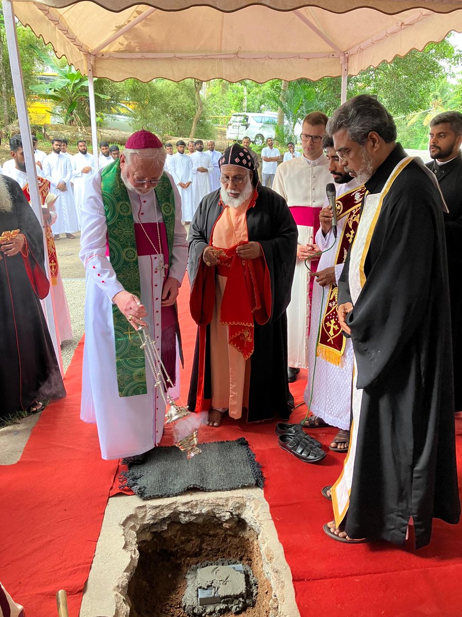 TerzaLoggia's tweet image. Oggi, S.E. Mons. Gallagher ha partecipato alla cerimonia di posa della prima pietra del nuovo Istituto di Teologia a Trivandrum. Un momento solenne che segna l’inizio di un progetto dedicato alla formazione di menti e cuori, radicato nella fede e al servizio della comunità.