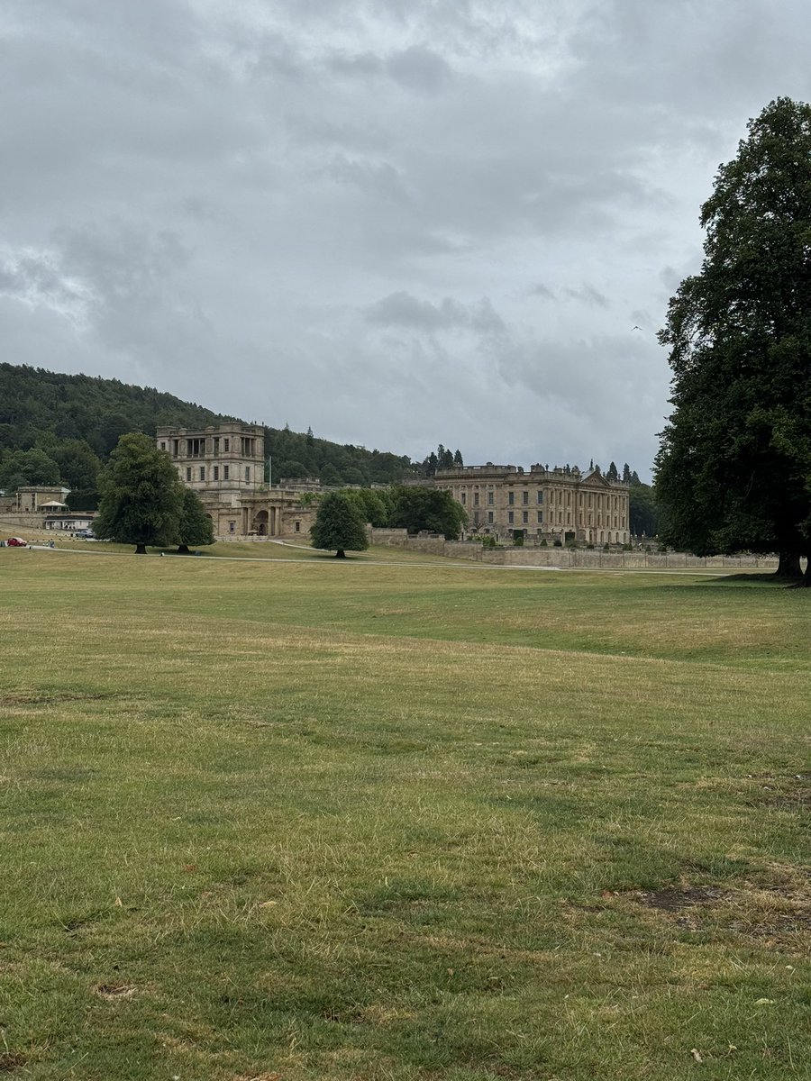olive_blacklab's tweet image. Today …..@ChatsworthHouse staying with entrance to the grounds via a secret door 💜💙