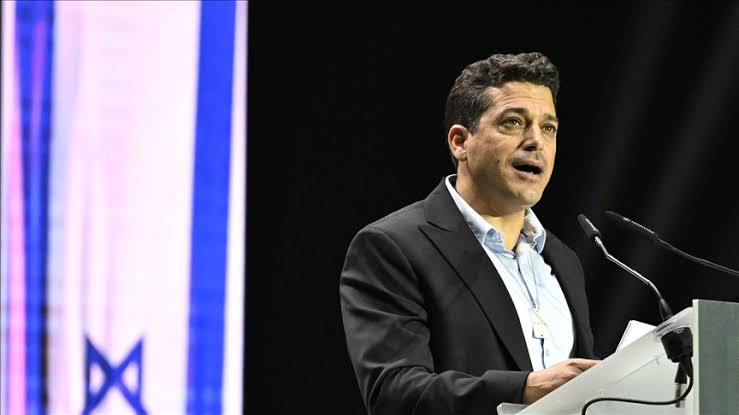 İsrail Diaspora Bakanı Amichai Chikli:

Suriye yönetimi Hamas’a benziyorsa, Hamas gibi konuşuyorsa ve Hamas gibi davranıyorsa, o Hamas’tır.

Suriye Cumhurbaşkanı Ahmed Şara'nın meşru bir lider olduğunu düşünen herkes çok yanılıyor. Hemen ortadan kaldırılması gerekiyor.