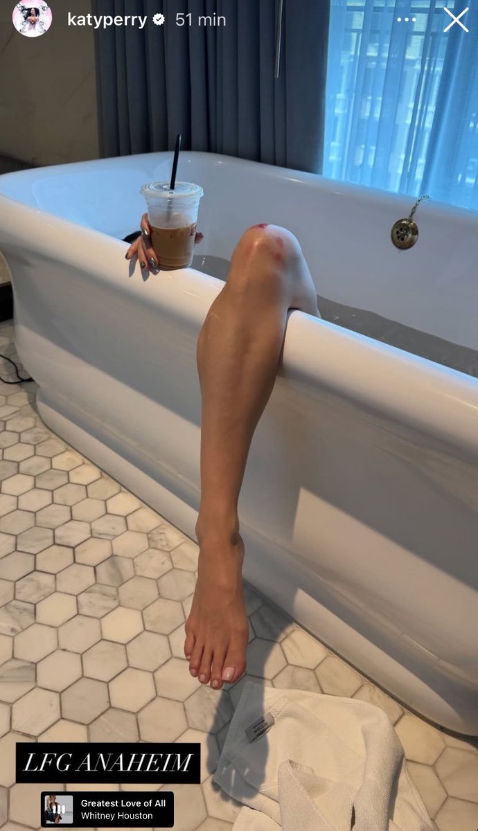 popverseHD's tweet image. Em post do Instagram, Katy Perry preocupa fãs ao postar foto submersa em uma banheira ao som de Whitney Houston.
A cantora, que está passando por um momento difícil na carreira e vida pessoal, mostra os hematomas após acidente em show da “Lifetimes Tour”.