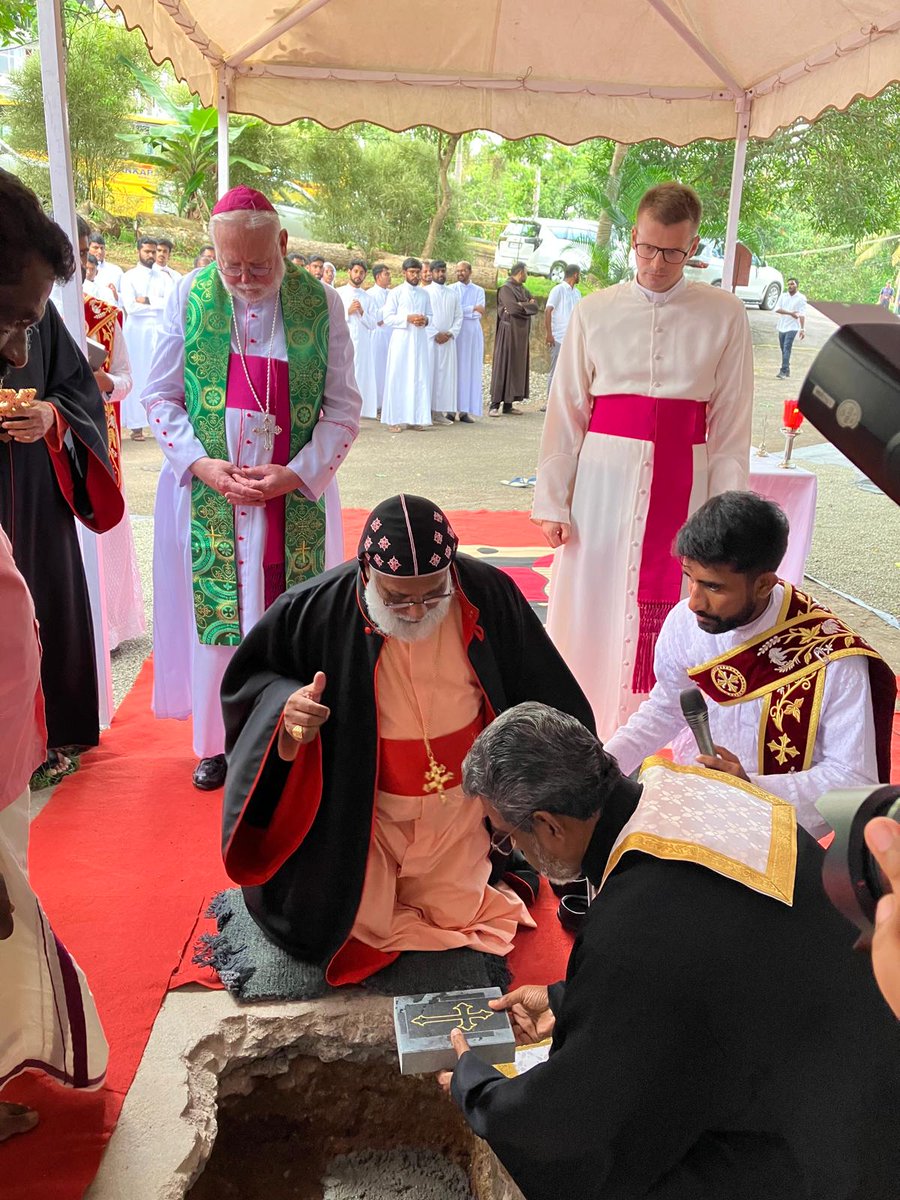 TerzaLoggia's tweet image. Oggi, S.E. Mons. Gallagher ha partecipato alla cerimonia di posa della prima pietra del nuovo Istituto di Teologia a Trivandrum. Un momento solenne che segna l’inizio di un progetto dedicato alla formazione di menti e cuori, radicato nella fede e al servizio della comunità.