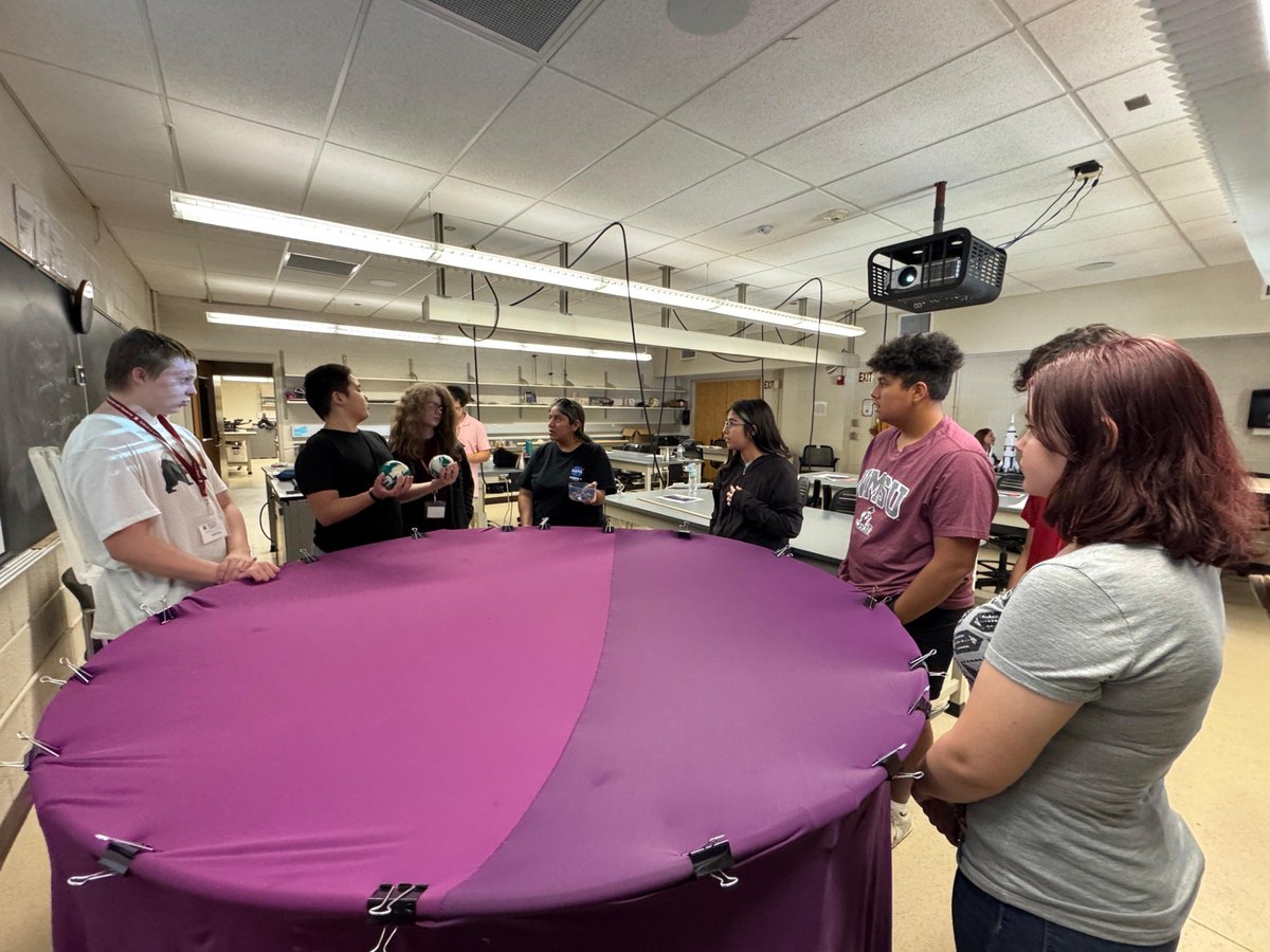 NMSUNews's tweet image. Virtual reality goggles, quantum computing and other hands-on physics experiments kept area high school students mesmerized during NMSU’s recent 2025 Physics Summer Camp. Thanks to the Department of Physics for encouraging high schoolers to explore their curiosity!