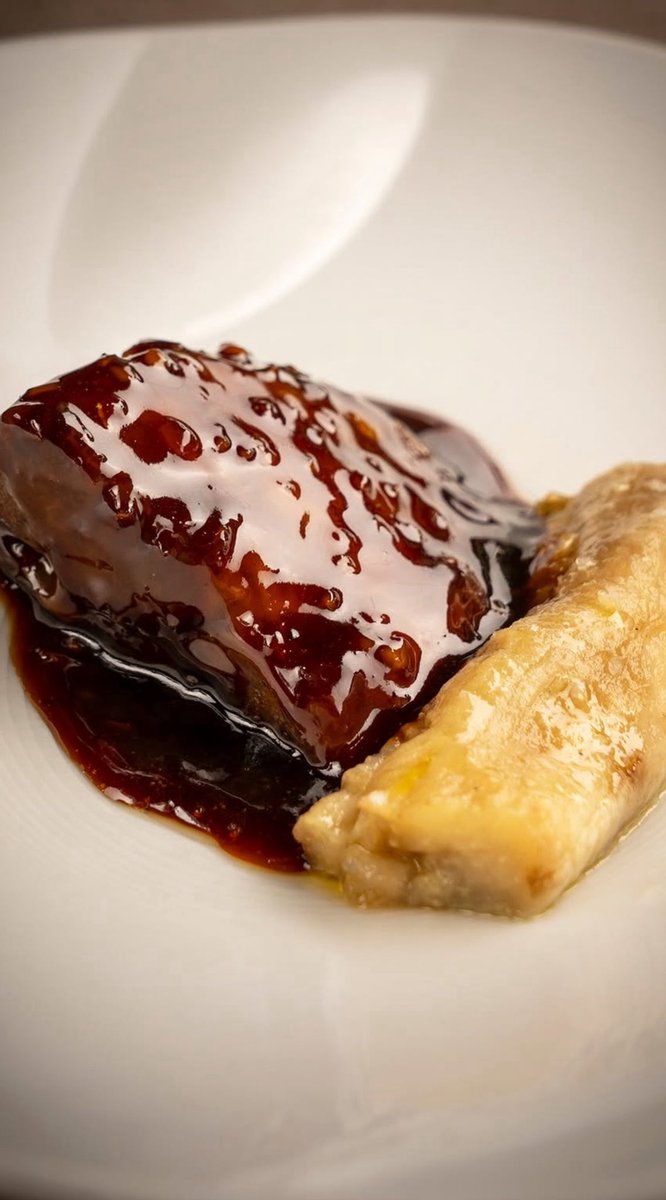 Facera (carrilleras) de Atún rojo de almadraba glaseada con berenjena asada.
<a href="/R_lakasa/">Lakasa</a>