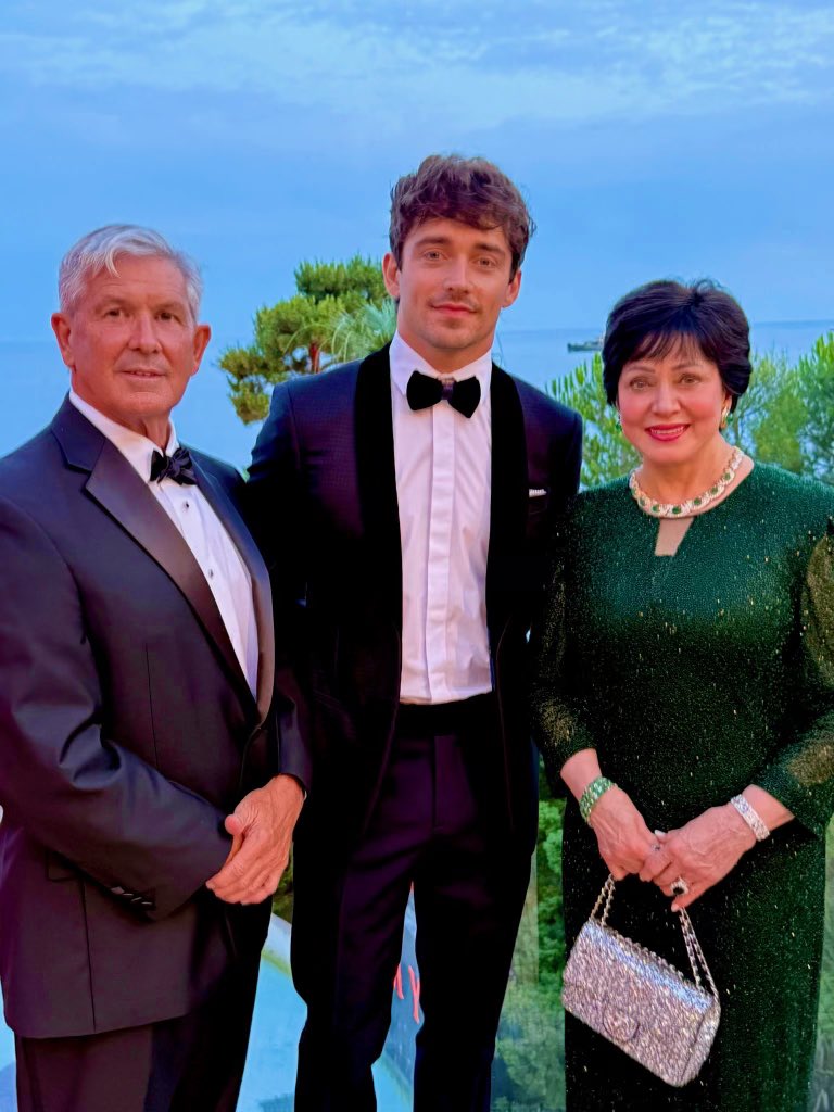 SaintsEnFrance's tweet image. 🇫🇷 @Saints en France et à Monaco ! 🇲🇨
Madame Benson et @GregBensel ont assisté au Gala de la @CroixRouge, où ils ont rencontré @Charles_Leclerc et le Prince Albert II.
Ils ont aussi échangé avec des officiels français sur la coopération économique France–Louisiane.
@NFLFrance