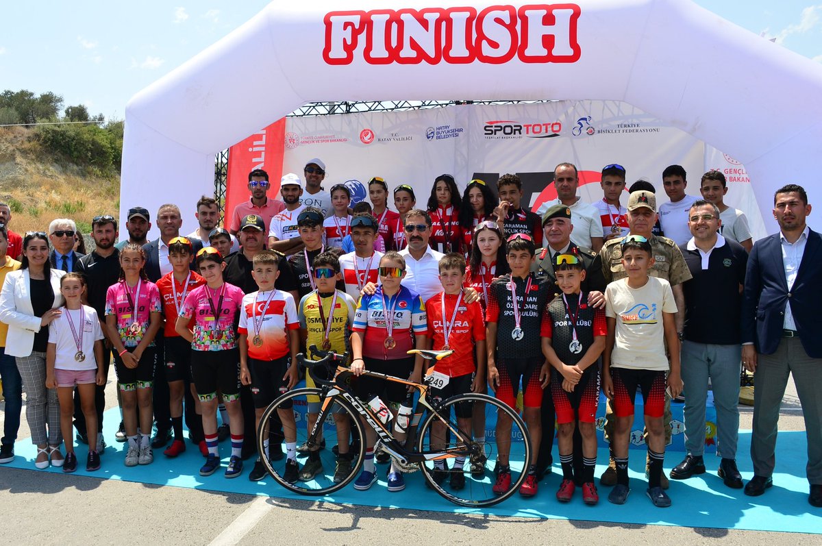 Valimiz Sn. Mustafa MASATLI, İl Emniyet Müdürümüz Sn. Kadir GÖKCE ve Protokol üyeleri 15 Temmuz Demokrasi ve Milli Birlik Günü için düzenlenen 15 Temmuz Şehitleri Anma Bisiklet Yol Yarışları ödül törenine katılarak dereceye giren yarışmacılara madalyalarını takdim ettiler.