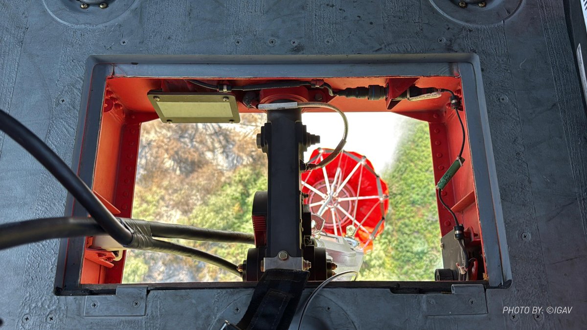 LMEuropeNews's tweet image. 🚁 Un an de la prima misiune de stingere a incendiilor de către un Black Hawk de la IGAv!
Cele 7 elicoptere Black Hawk au finalizat 37 de misiuni, contribuind la stingerea unor incendii majore în toată România. 🇷🇴
Mulțumim tuturor celor care au făcut posibile aceste misiuni.