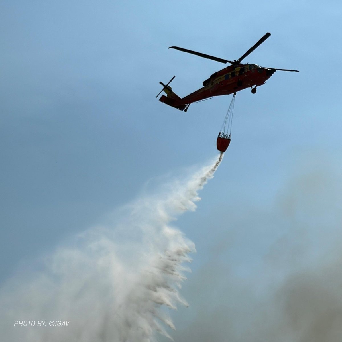 LMEuropeNews's tweet image. 🚁 Un an de la prima misiune de stingere a incendiilor de către un Black Hawk de la IGAv!
Cele 7 elicoptere Black Hawk au finalizat 37 de misiuni, contribuind la stingerea unor incendii majore în toată România. 🇷🇴
Mulțumim tuturor celor care au făcut posibile aceste misiuni.