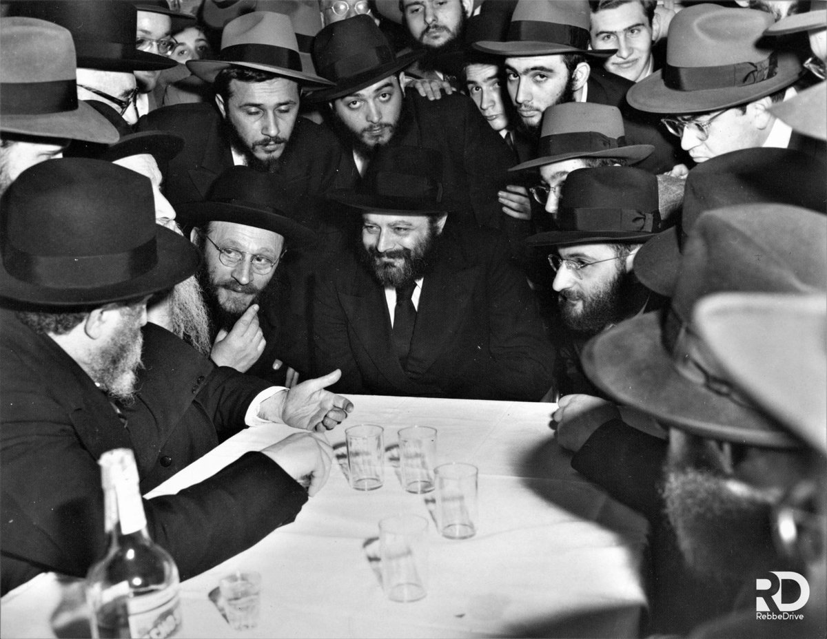 harabi_770's tweet image. ברוך דיין האמת: לפני שעה קלה הלך לעולמו בניו יורק הרב יהודה לייב פוזנר שהיה מזקני חסידי חב"ד ואף זכה לשמש כשלוחו של הרבי הקודם.
בתמונה: הרבי (במרכז) משתתף בשמחת חתונתו של המנוח (מימין).